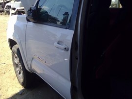 2018 TOYOTA TACOMA, WHITE, SR5 MODEL, CREW CAB, 3.5L, AT, 2WD,  Z25174